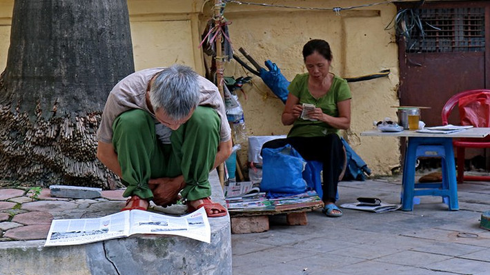 Nhiều người già ở Hà Nội vẫn giữ thói quen cập nhật tin tức từ báo in vào mỗi buổi sáng.