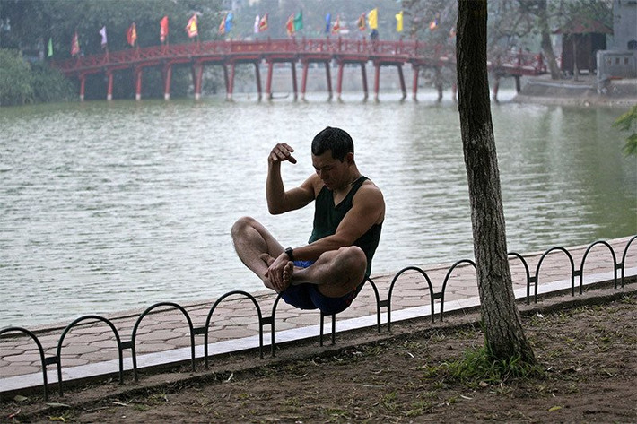Mới đây trên MXH, CĐM đã chia sẻ những khoảnh khắc của người Hà Nội sáng sớm khiến cho "những người không thể dậy sớm" sẽ tiếc nuối khi không thể trực tiếp chứng kiến tận mắt những hình ảnh này.