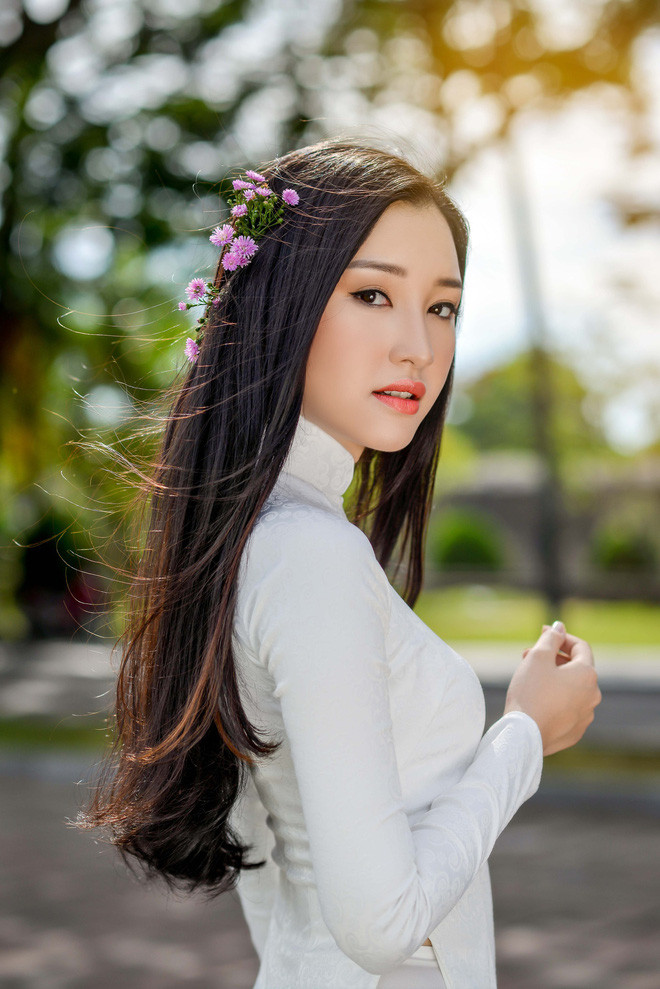 Nét đẹp dịu dàng, đằm thắm của Ngọc Trân đã giúp cô nàng được mệnh danh là "Nàng thơ xứ Huế", đặc biệt là khi xuất hiện với bộ Quốc phục áo dài truyền thống.