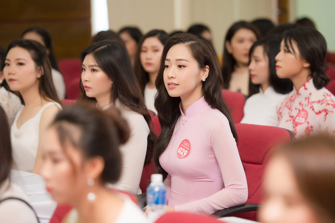 Xuất hiện trong buổi sơ khảo Hoa hậu Việt Nam 2018, Hà My trẻ trung, tươi tắn trong chiếc áo dài giản dị màu hồng phấn. Cô khoe trọn thân hình thon thả, mảnh mai cùng những đường cong hấp dẫn.