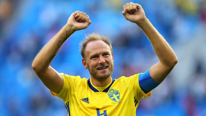 Chuyển nhượng cầu thủ từ Manchester, tuyển thủ Thụy Điển, Andreas Granqvist tỏ rõ sự tự hào trước sự quan tâm từ MU.