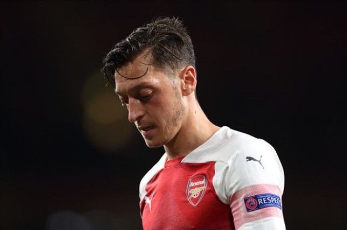 Phát biểu trên tờ Metro, cựu tiền đạo Arsenal Charlie Nicholas cho biết: "Nếu Ozil vẫn không cải thiện được phong độ và các đội bóng khác vẫn ngỏ ý muốn có cậu ấy, Arsenal nên để cậu ấy ra đi."