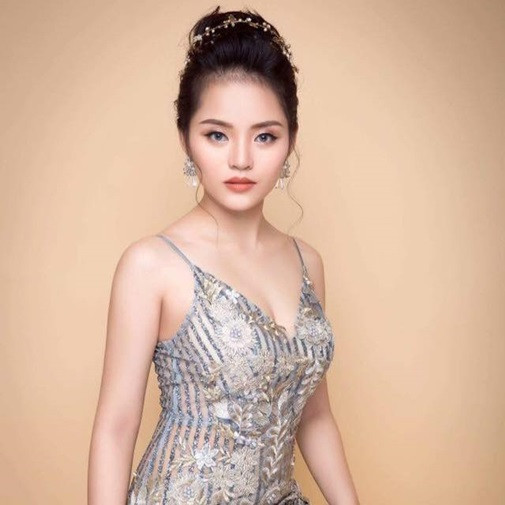 Thậm chí, cư dân mạng còn chia sẻ thêm rằng, chính cô ấy là người đã cố tình làm "vết cắn yêu" trên cổ Văn Hoàng đánh dấu lãnh thổ vì sáng hôm sau chàng thủ môn dự bị này cùng toàn đội U23 Việt Nam off fan Sài Gòn. Tối trước đó, nhiều người còn khẳng định đã thấy Thu Hà tí tởn õng ẹo cạnh Văn Hoàng trong shop Zara.