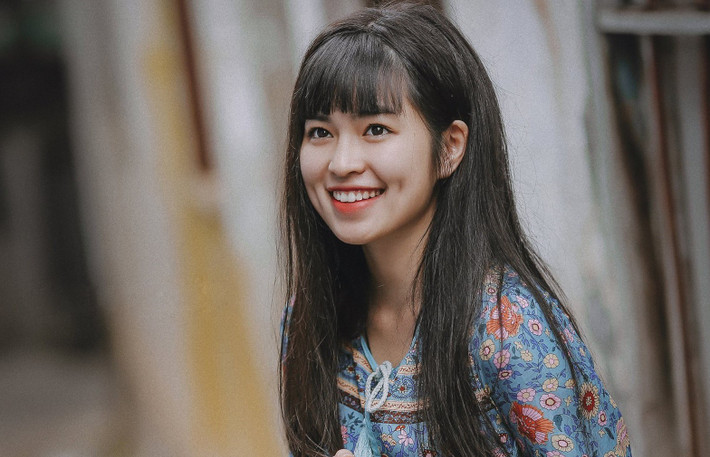 Dù chỉ vào vai nữ thứ trong bộ phim sitcom được yêu thích – Sửu Nhi, nhưng Khánh Vân đã để lại ấn tượng rất tốt với người xem. Chỉ cần nhoẻn miệng cười tươi một cái để lộ má lúm đồng tiền đáng yêu là hot girl 9X này đã khiến trái tim mọi chàng trai rung động rồi đấy.