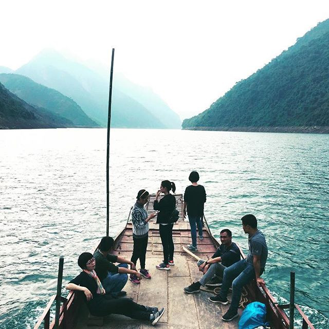 Đi cùng gia đình, bạn bè, công ty, các bạn có thể tổ chức những cuộc đua kayak nho nhỏ, tha hồ tạo dáng và thỏa thích, vui đùa, bơi lội dưới dòng nước hồ Hòa Bình xanh mát, trong và rất sạch.