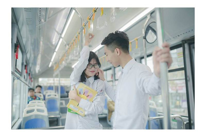 Có lẽ với nhiều người, tình yêu tuổi học trò bao giờ cũng là tình yêu đẹp nhất vì nó hồn nhiên, trong sáng, không chứa đựng bất cứ tính toán, hơn thua nào. Chính bởi vậy, để đánh dấu những ngày ngọt ngào nhất của mình, cặp đôi 10X Hà thành đã thực hiện bộ ảnh hết sức ấn tượng.