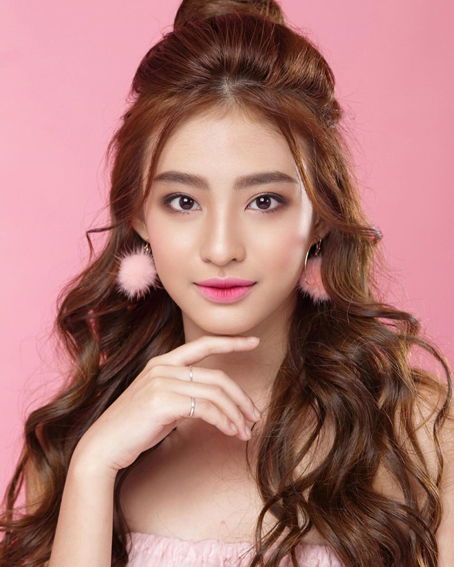 Minh Ngọc được biết đến là cô nàng có phần "lầy", thường xuyên đăng ảnh hài hước hay tự dìm mình trên trang cá nhân. Vì thế, những câu trả lời của cô khiến dân mạng rất thích thú.