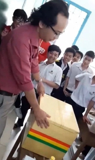 "Nhất quỷ, nhì ma, thứ ba học trò" câu nói này luôn đúng, bởi ở tuổi học trò, chúng ta đã nghĩ ra rất nhiều những chiêu trò quậy phá hết sức đáng yêu và sáng tạo. Không chỉ trêu tức bạn bè cùng lớp mà nhiều học sinh còn cả gan đem cả chính thầy, cô giáo vào những trò đùa nghịch của mình. Điển hình như clip học sinh mang cả "cửa hàng bách hóa" đến tặng sinh nhật thầy giáo mới được đăng tải trên mạng xã hội.