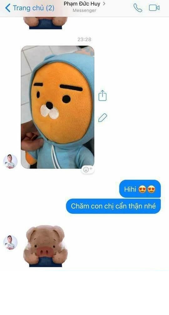 Cư dân mạng còn hết lời khen anh chàng khi giữ đúng lời hứa, rằng về sẽ chụp ảnh gấu bông gửi cho bạn fan, mặc dù, trên tin nhắn hiển thị thời gian gửi là 23h28 phút.