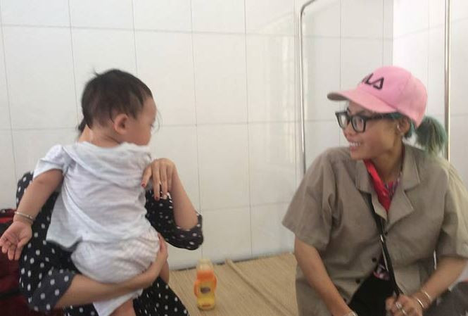 Được biết, người thân của Bella cũng từ Hải Dương lên trung tâm để hỏi thăm về tình hình sức khỏe hai mẹ con.