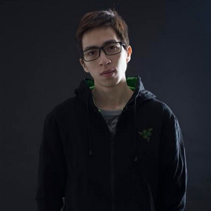 Nam streamer ViruSs tên thật là Đặng Tiến Hoàng (sinh năm 1990). Không chỉ là một người bình luận viên, anh chàng này Gamer, Caster đa tài, hào hoa của làng Liên Minh Huyền Thoại (LMHT) Việt Nam.