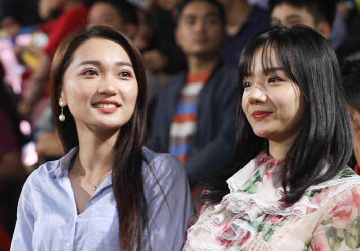 Ngọc Nữ được nhiều người biết tới là "bạn gái tin đồn" của tuyển thủ ĐT Việt Nam Phan Văn Đức. Tối 24/11, cô nàng này đã cùng người bạn nổi tiếng không kém của mình là Phan Thủy Tiên đến cổ vũ đội tuyển Việt Nam tại AFF Suzuki Cup 2018.