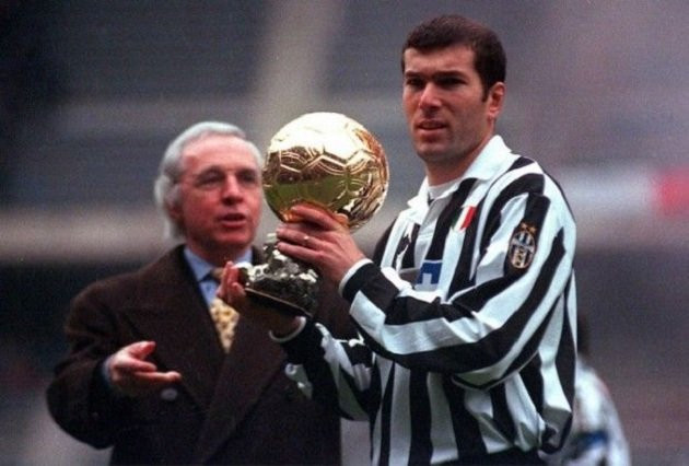 Zidane đã ghi hai bàn thắng trong trận Chung kết lịch sử với Brazil năm 1998 và giúp ĐT Pháp vô địch World Cup 1998. Ngoài các cầu thủ Brazil, Zidane là người duy nhất đến nay ẵm Quả bóng vàng, Champions League và cả World Cup.