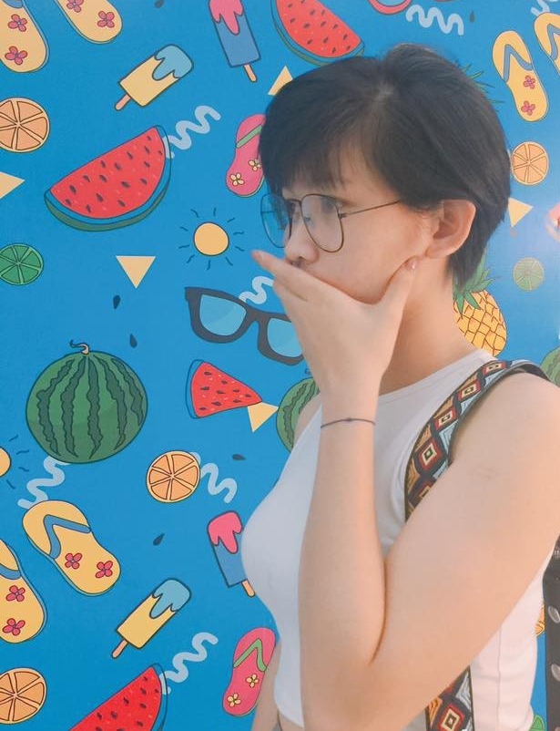 Kèm theo đó, nickname Phan Ánh Ngọc còn đăng tải dòng trạng thái: "Các chị em show ảnh bắp tay to để em thấy mình không cô đơn đi ạ. Chán quá, con gái mà bắp tay to không khác gì tay đàn ông, tự ti lắm luôn. Hồi học cấp 3 em bị crush từ chối vì bắp tay to hơn cả bắp tay nó. Nghĩ lại giờ vẫn xấu hổ. Nhiều khi muốn mặc đồ dây rợ nữ tính mà chả bao giờ ra cái nét mong manh dễ vỡ toàn thấy bắp tay cuồn cuộn thôi nên em dẹp hết đống áo dây rồi."