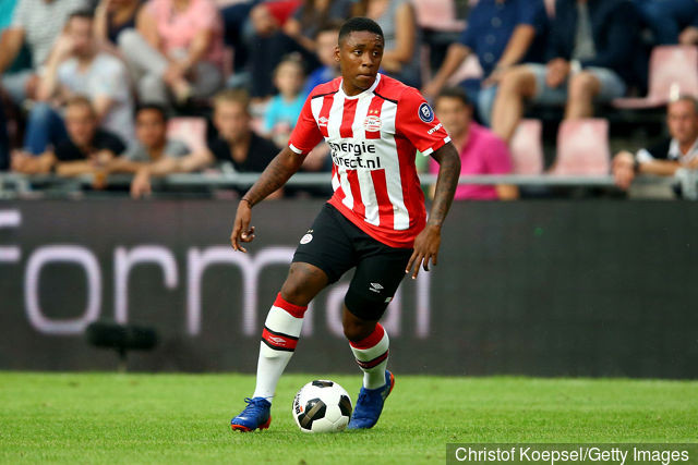 Steven Bergwijn năm nay 21 tuổi, đang thi đấu rất ấn tượng trong màu áo PSV là người được MU nhắm để thay thế Sanchez.