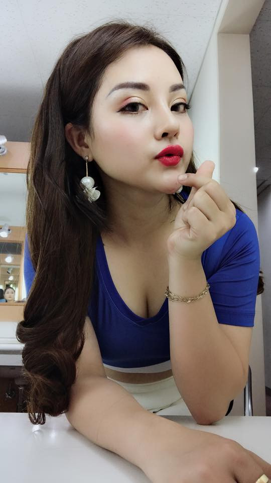 Xuất hiện trong chương trình đồng hành cùng World Cup, Trà My đã bày tỏ tình yêu bóng đá của mình với các chàng trai đến từ "băng đảo" Iceland.