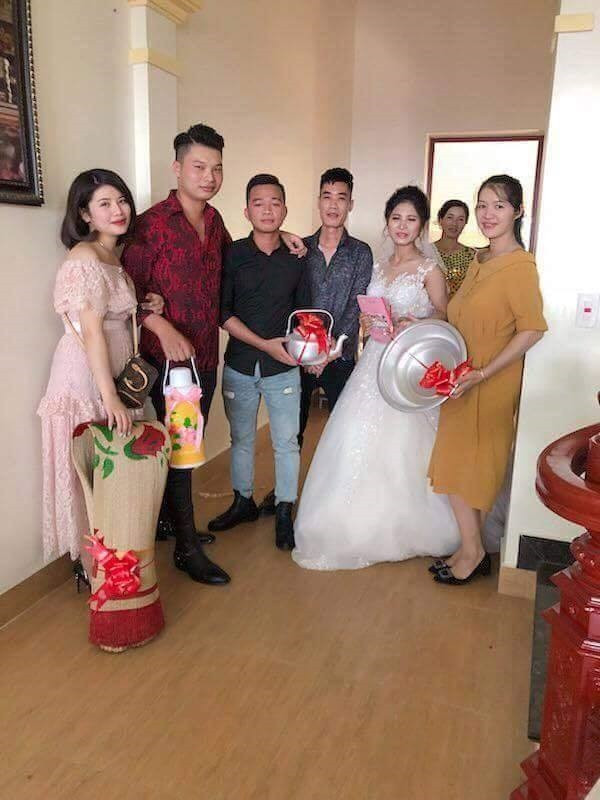 Hình ảnh món quà mừng cưới đặc biệt trên nhanh chóng trở thành chủ đề được dân mạng đặc biệt quan tâm và thu hút hàng nghìn bình luận trên một fanpage.