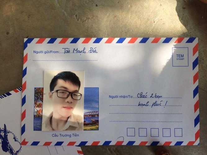 Ghi phong bì mừng cưới phải dán cả ảnh thẻ để cô dâu, chú rể đỡ quên mặt và không trách được là không dự đám cưới.