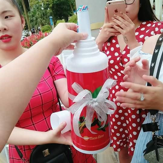 Tặng phích nước như ngày xưa đã từng được nhóm bạn lầy lội của cô dâu, chú rể sử dụng để mừng tân hôn.