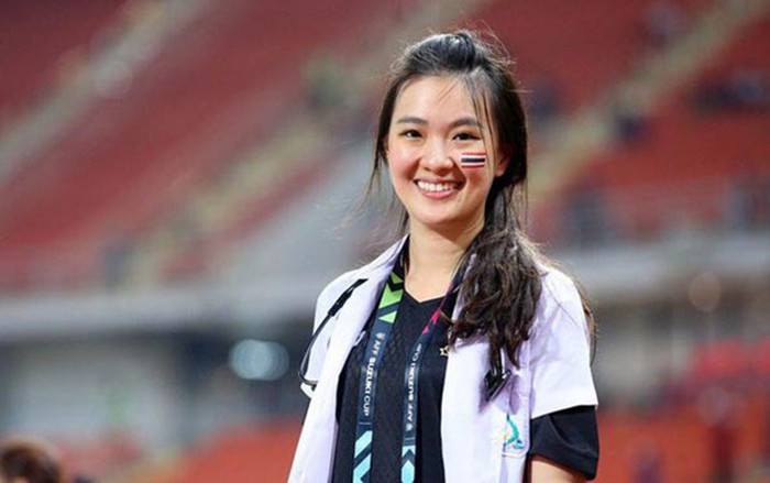 Sirin Triwutpipatkul, sinh năm 1991, hiện đang sống tại Bangkok và từng là sinh viên Y khoa tại trường đại học Chiang Mai (Thái Lan) cũng như đại học Minnesota của Mỹ.