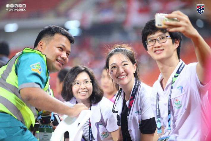 Trước khi nổi tiếng bằng việc lọt vào ống kính của các phóng viên săn ảnh tại AFF Suzuki Cup 2018, Sirin Triwutpipatkul đã được cư dân mạng xứ sở chùa Vàng yêu mến và hết lời khen ngợi về nhan sắc.