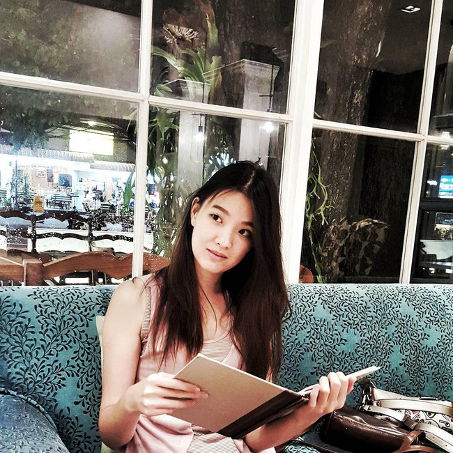 Hình ảnh đời thường nhẹ nhàng và vô cùng trong sáng tựa thiên thần của bác sĩ đẹp như hoa hậu của ĐT Thái Lan tại AFF Cup 2018.