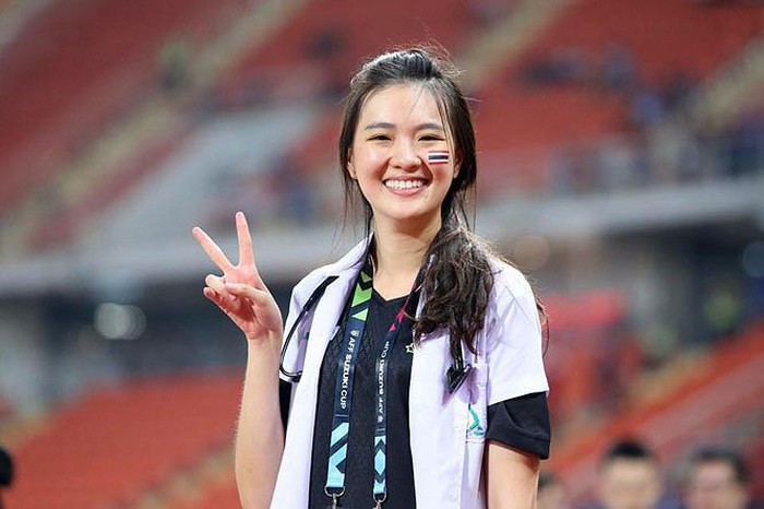 Xuất hiện trong cabin khu kĩ thuật của ĐT Thái Lan tại AFF Cup 2018, nữ bác sĩ có tên Sirin Triwutpipatkul ngay lập tức đốn tim NHM bằng nụ cười rạng rỡ và thân hình khá chuẩn.