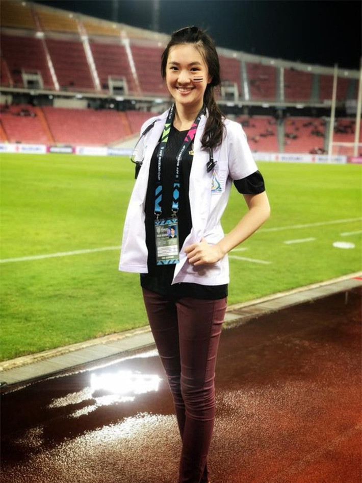 Trong một bài chia sẻ với chuyên trang thể thao nổi tiếng Fox Sports, Sirin Triwutpipatkul từng bộc bạch có một tình yêu vô cùng mãnh liệt với trái bóng tròn và đó cũng là lý do chính khiến cô ứng cử vào đội ngũ bác sĩ của ĐT Thái Lan tại AFF Cup lần này.