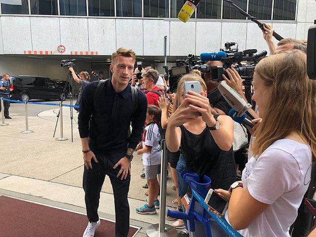 Một cô gái hâm mộ tiền vệ ngôi sao của Dortmund xin chụp tấm hình selfie với Marco Reus.