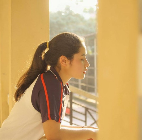 Sau khi xuất hiện, nữ sinh trong bức ảnh khiến dân mạng tò mò và nhiều người ngay lập tức đã lao vào để tìm kiếm những thông tin ban đầu về cô bạn này.