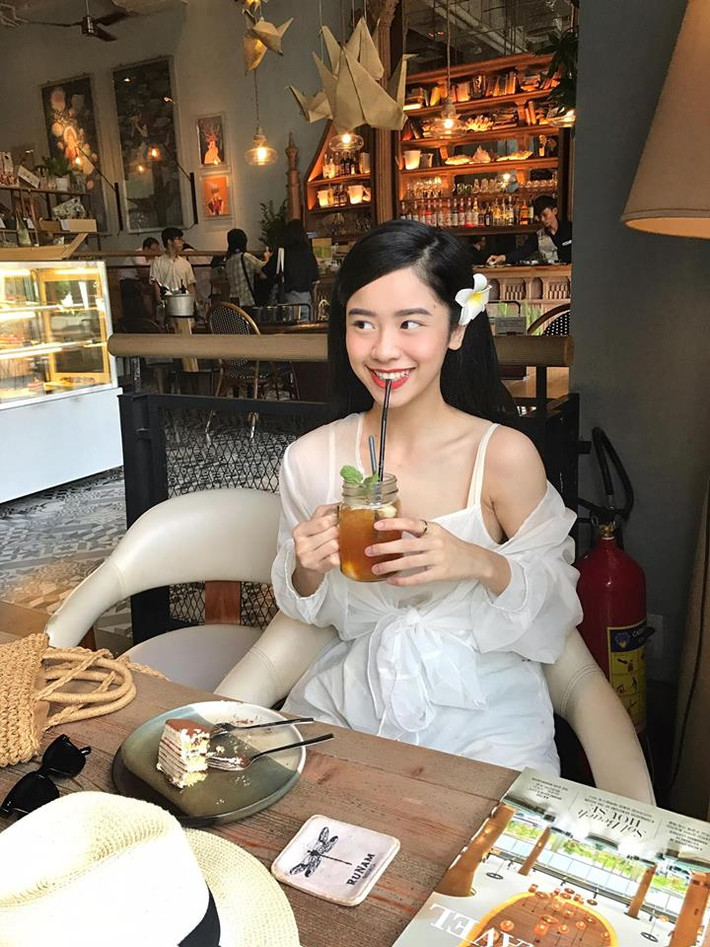 Cô gái Thanh Hóa xinh đẹp này cũng chia sẻ bản thân hâm mộ Kylie Jenner vì phong cách quyến rũ. Cô út nhà Kardashian cũng là nữ tỷ phú tự lập trẻ nhất thế giới cũng hàng mỹ phẩm riêng rất có tên tuổi.