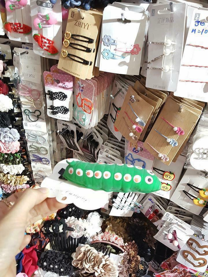 Hình chú sâu xanh to đùng trở thành điểm nhấn trên chiếc kẹp tóc được dự đoán sẽ là món đồ rất hot vào mùa hè này.