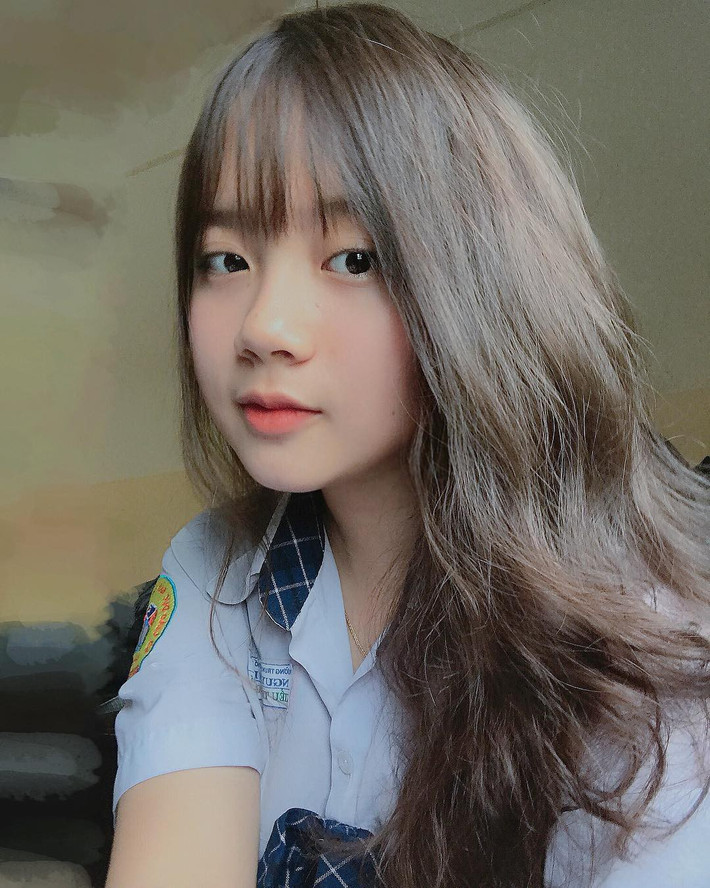Nhiều người nghĩ rằng, Kiều Trang chỉ xinh khi "pose" ảnh với phụ kiện là cặp kính nhưng nhưng thực sự khi cô nàng bỏ mắt kính ra cũng khá thu hút ánh nhìn.