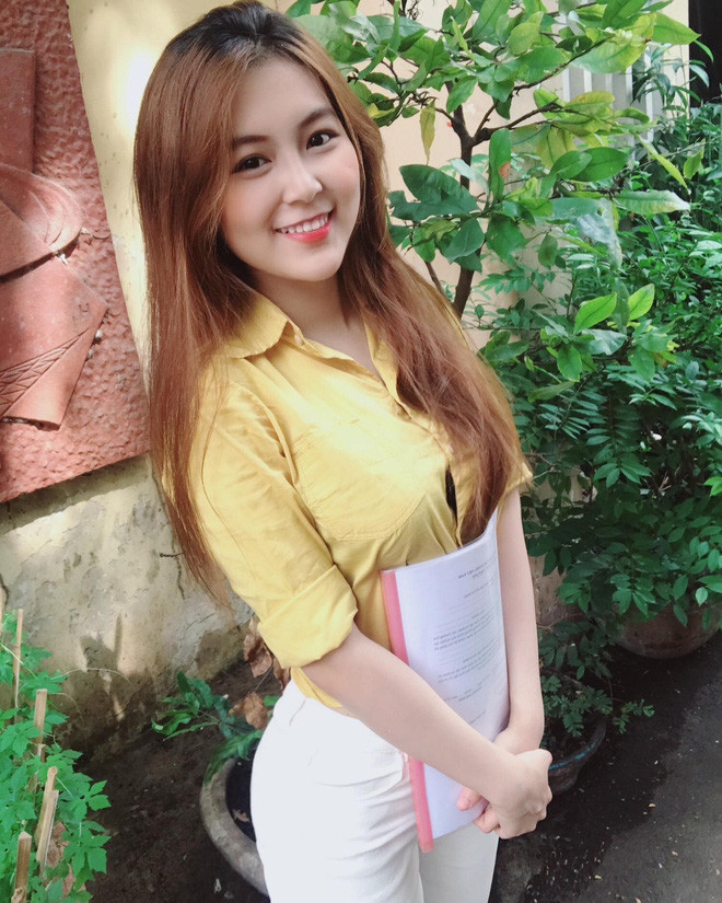 Dân mạng còn nhận xét vui rằng, cô giáo xinh đẹp, quyến rũ thế này thì chắc nhiều ông bố nào muốn đưa con đi học đều đặn để tranh thủ ngắm cô giáo tiểu học.