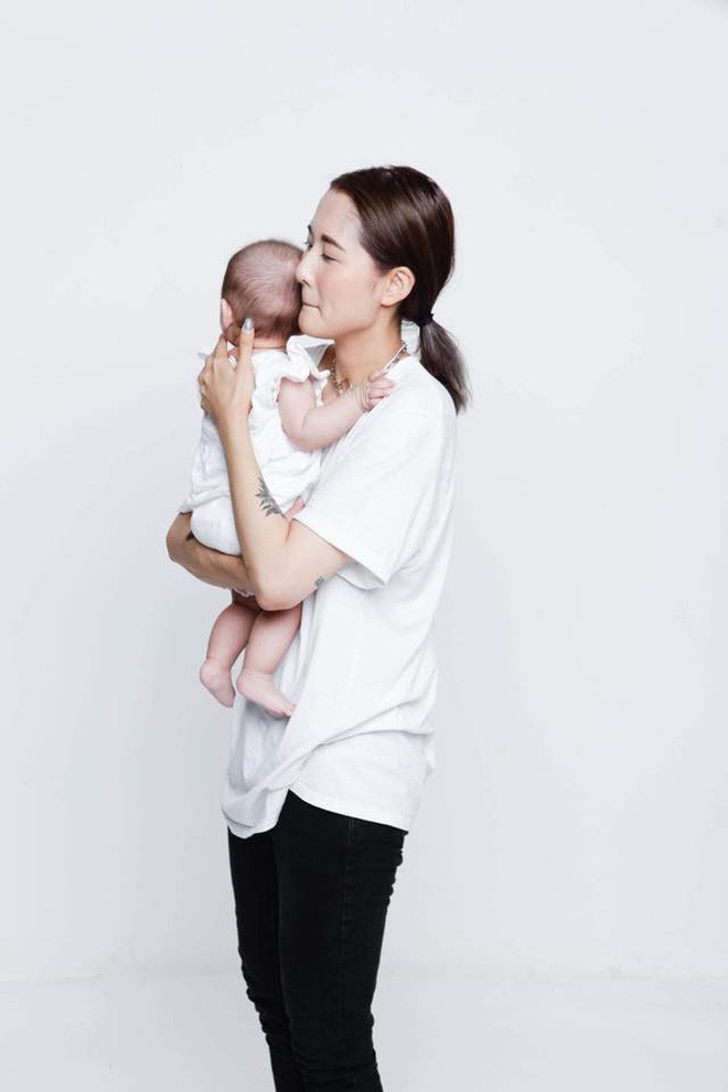 Khi cô bé JJ ra đời, cuộc sống của Julia Đoàn chỉ xoay quanh cô con gái nhỏ của mình. Thời gian gần đây, Julia đã bắt đầu quay trở lại với công việc nhưng cô nàng vẫn rất chăm chỉ update hình ảnh và tình hình của con gái lên mạng xã hội.