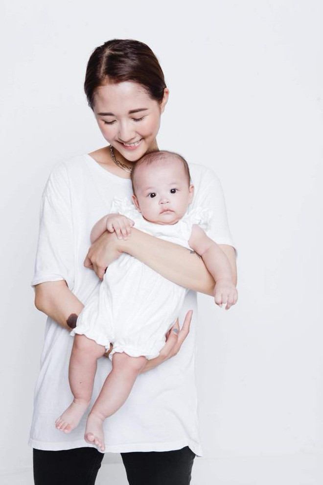 Julia Đoàn là mẹ của bé JJ, đây là một trong những hot mom đình đám của mạng xã hội Việt không chỉ bằng nhan sắc mà còn bằng tài năng kinh doanh. Cô nàng này thành công với thương hiệu trang sức vô cùng nổi tiếng mang tên Floralpunk.