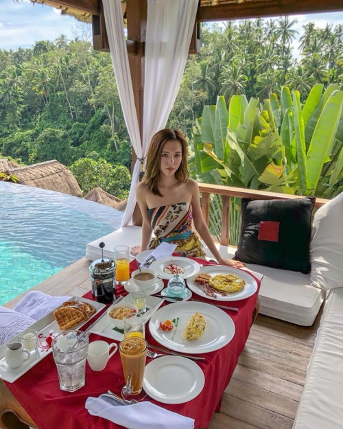 Cũng từ gia đình, Phương Uyên có được đam mê trong kinh doanh, từ đó phát triển sự nghiệp riêng của mình. Công việc cũng là một cách giúp "cô chiêu" này hiểu về thế giới.