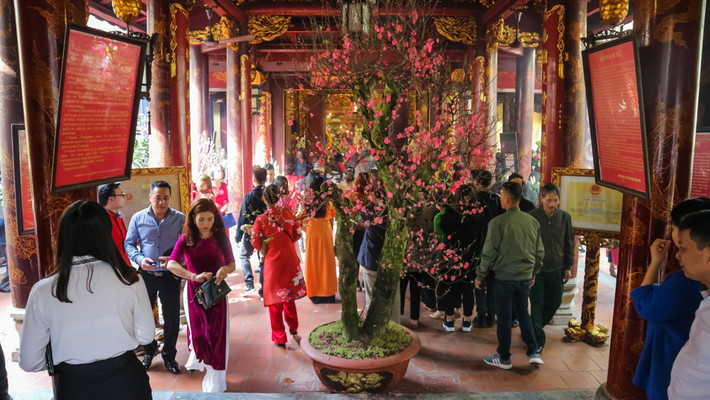 Người dân đi lễ đền Bạch Mã.