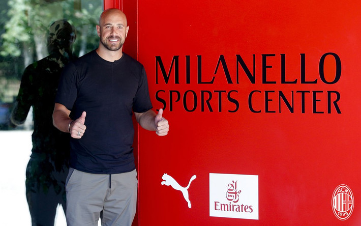 HLV Maurizio Sarri quyết tâm đưa trò cũ về Chelsea cho dù Jose Reina vừa gia nhập Milan theo dạng chuyển nhượng tự do.