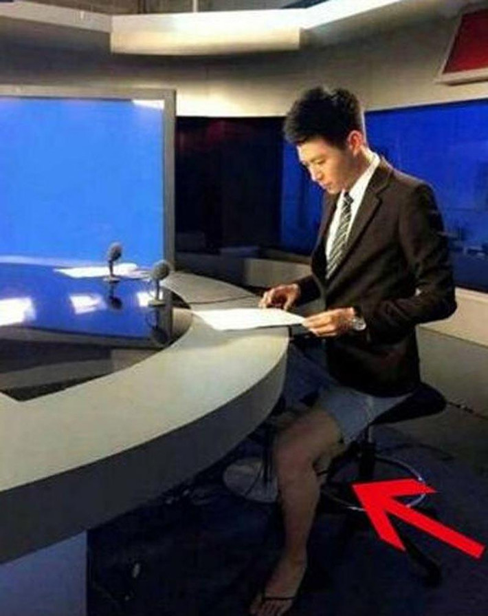 Mới đây trên mạng xã hội, các dân mạng đã chụp lại màn hình được những khoảnh khắc hậu trường của các người dẫn truyền hình chỉnh trang phần trên nhưng lại luộm thuộm phần dưới.