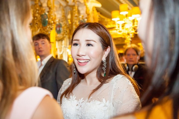 Nhờ vào gia thế của bố nên Sabrina có được rất nhiều cơ hội làm ăn tốt, đồng thời được gặp gỡ nhiều doanh nhân và người nổi tiếng.