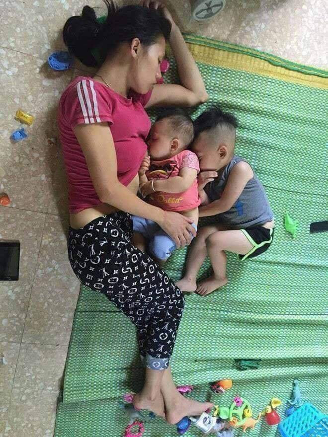 Dẫu biết rằng thiên chức của người phụ nữ đó là sinh con và giữ lửa cho cuộc sống gia đình để những người đàn ông có thể an tâm ra "tiền tuyến" để phát triển sự nghiệp. Tuy nhiên, không phải bà mẹ nào sinh con ra xong cũng được thoải mái và điển hình như mới đây trên MXH, hội mẹ bỉm sữa đã đăng tải album chia sẻ những khoảnh khắc có "1-0-2" của mình khi nheo nhóc con cái.