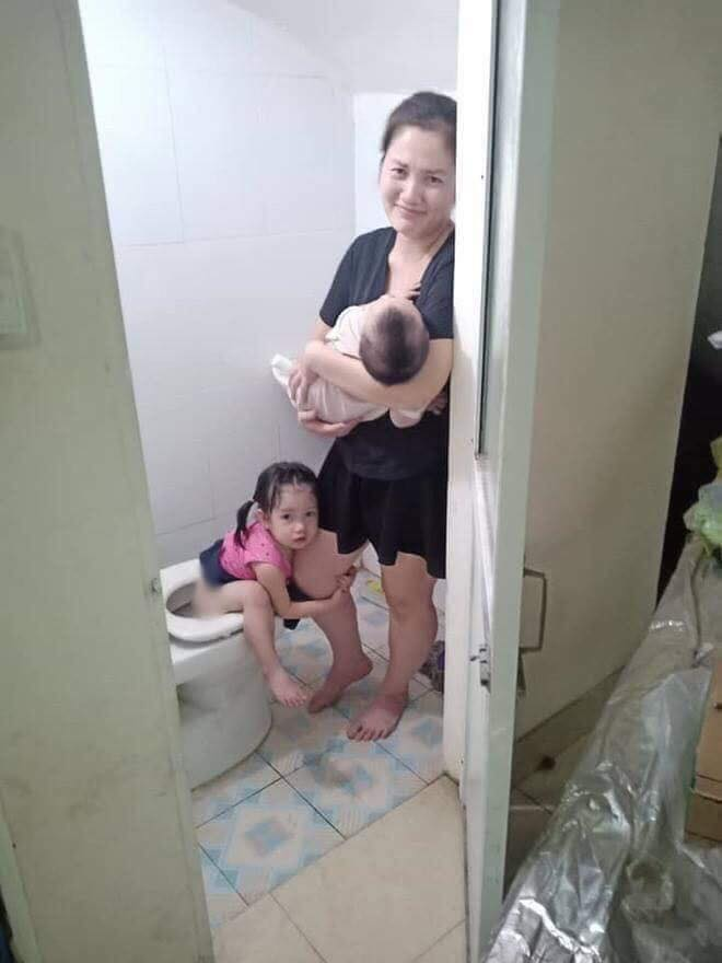Cũng chính vì những đứa con thơ "bám mẹ" đã khiến các chị em hội mẹ bỉm sữa không ít lần vướng chân, vướng tay nhưng không lỡ cáu với chúng.