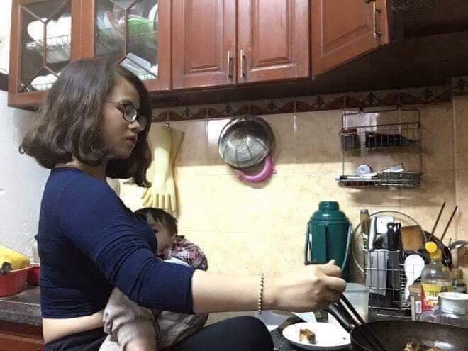 Vừa nấu bếp vừa cho con bú là điều mà chắc hẳn nhiều chị em đã từng làm và nó trở thành kĩ năng của các mẹ bỉm sữa không có giúp việc hay ông bà 2 bên gia đình không trông giúp.