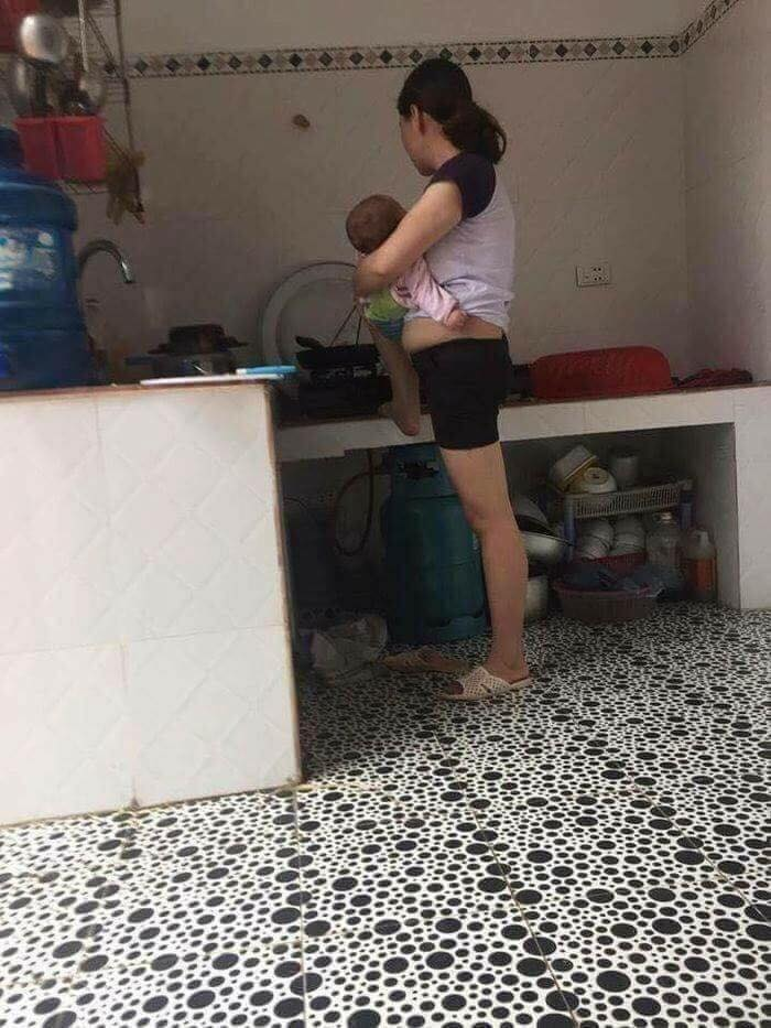 Có gì đâu, vừa ôm con, vừa nấu bếp nhiều giờ thành quen rồi!