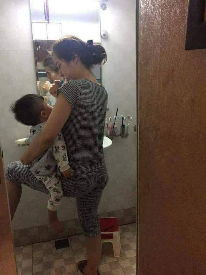 Đi đánh răng mà các bé cũng không tha cho các mẹ.