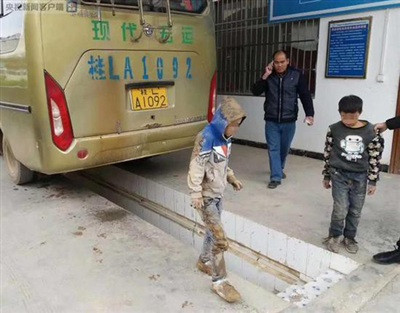 Một điểm đáng chú ý là thân hình có phần hơi mập mạp của cậu bé so với các bạn cùng trang lứa. Vì vậy mà mặc dù dính hết bùn đất và chất bẩn vào người nhưng dáng đi lạch bạch như vịt con của cậu vẫn vô cùng gây cười.