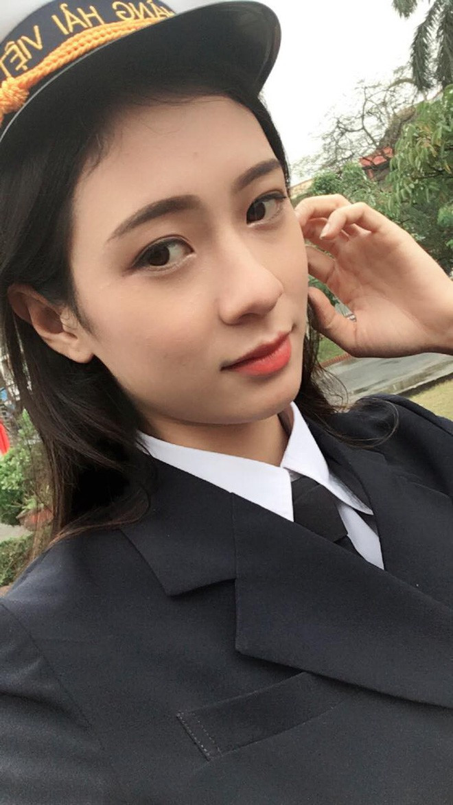 Bên cạnh đó, cũng có nhiều dân mạng khen nức nở Thúy Diệu rằng: "Dù bị ghi hình trong lúc chẳng hề hay biết nhưng cô nàng này vẫn toát lên thần thái cuốn hút cùng góc mặt nghiêng chẳng chê vào đâu được".