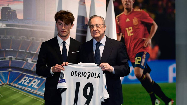 Chuyển nhượng bóng đá mới nhất từ AS, Real Madrid vừa có buổi lễ ra mắt Alvaro Odriozola, bản hợp đồng đầu tiên trong mùa Hè 2018.