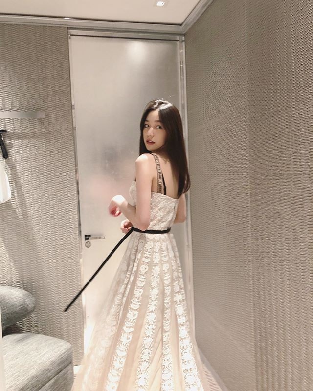 Không như những cậu ấm, cô chiêu khác quen với việc "ngậm thìa vàng", Qi Meihe nỗ lực tạo nên con đường riêng, hình ảnh riêng của mình từ bệ đỡ giàu có của gia đình.